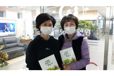 큰글씨 찬송가를 배포하는 현장 모습(2)   